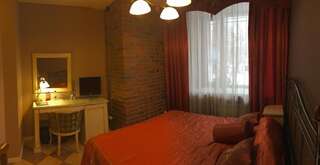 Гостиница Old Times Hotel Екатеринбург Улучшенный номер с кроватью размера &quot;queen-size&quot;-5